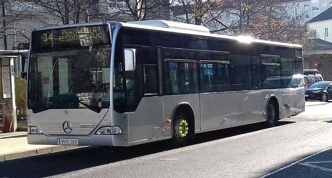 Un bus urbano de Ferrol, en la parada de la plaza de España