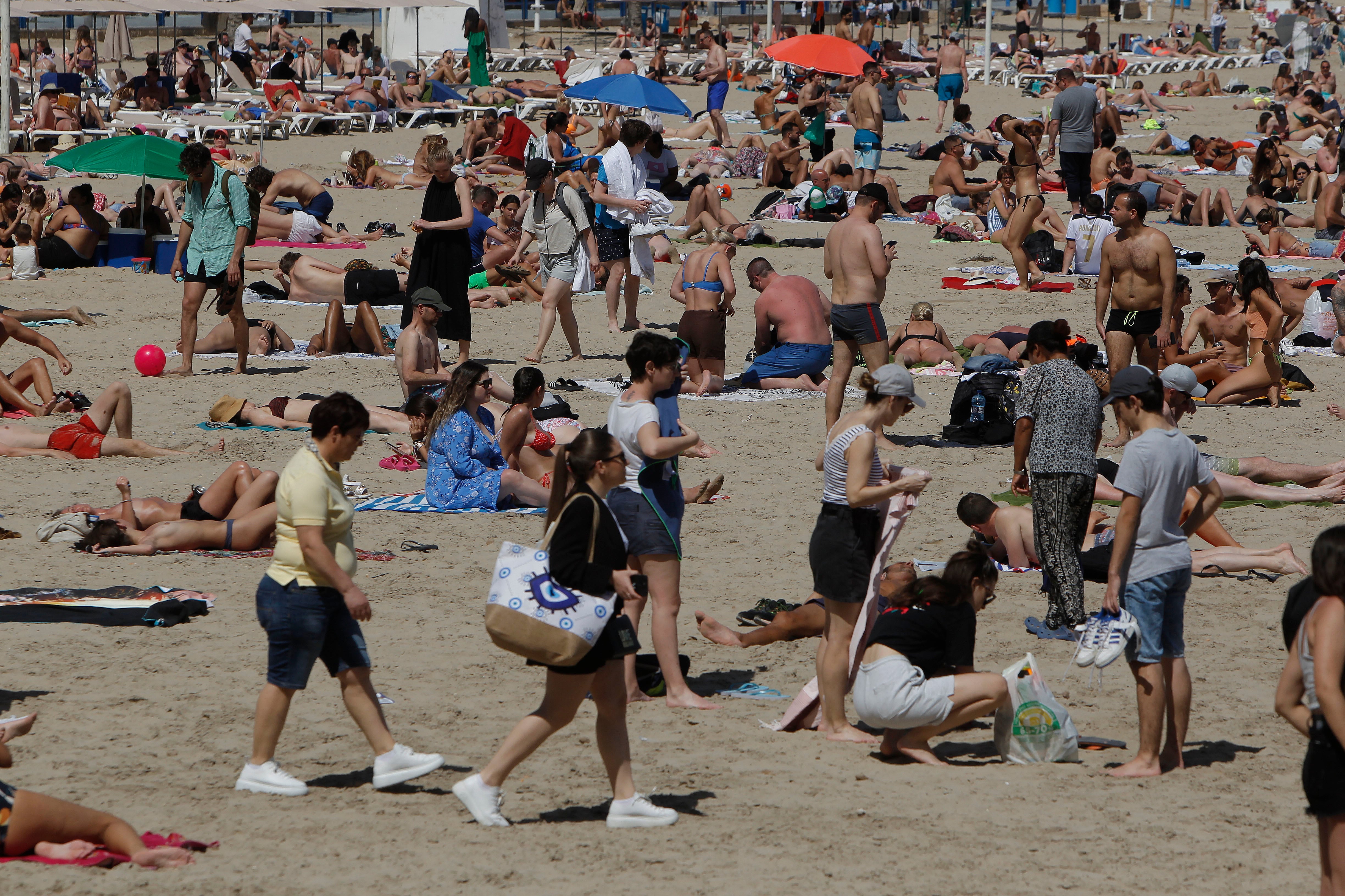 La playa del Postiguet, en Alicante, abarrotada de gente este jueves 27 de abril.