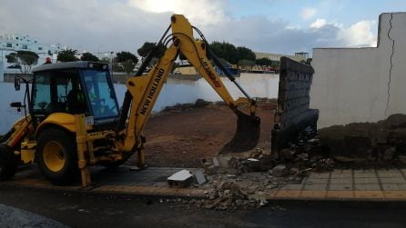 Una excavadora derriba el resto del muro que quedaba en pie en la calle Puerto Rico de Arrecife tras venirse abajo gran parte del mismo.