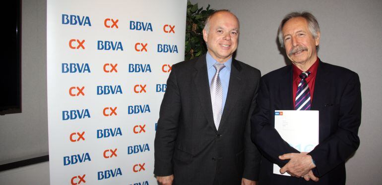 L'autor de l'anuari (a la dreta) amb el director de zona del BBVA.