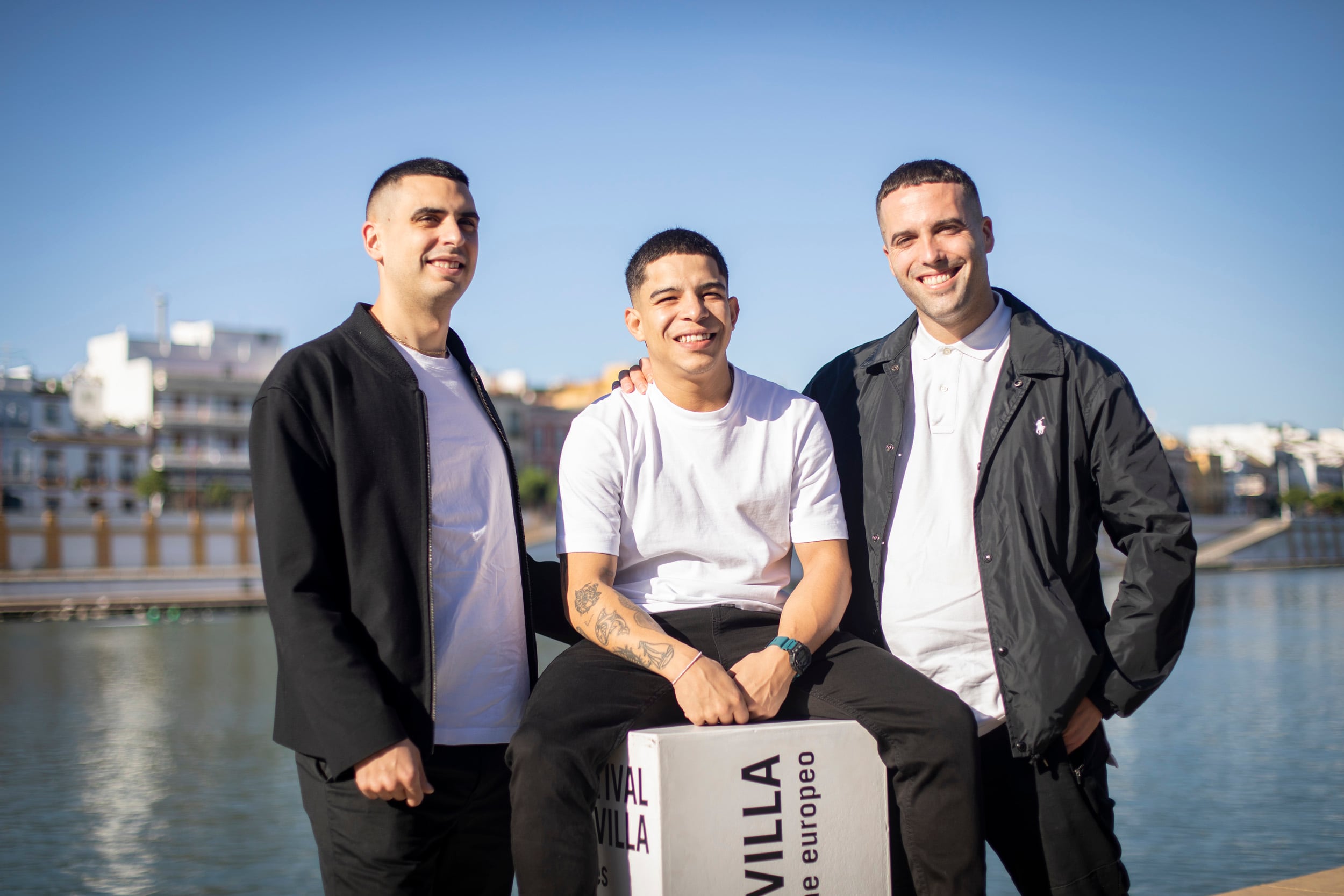 Nacho A. Villar y Luis Rojo, junto a su amigo y protagonista Andrés en el Festival de Sevilla / LOLO VASCO
