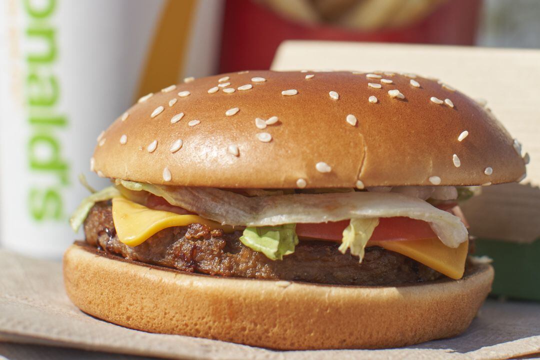 Una hamburguesa de McDonald&#039;s.