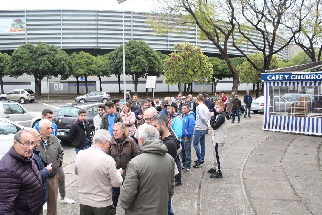 Aficionados del Xerez DFC guardando cola antes de abrir la oficina del club
