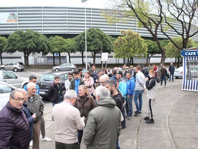 Aficionados del Xerez DFC guardando cola antes de abrir la oficina del club