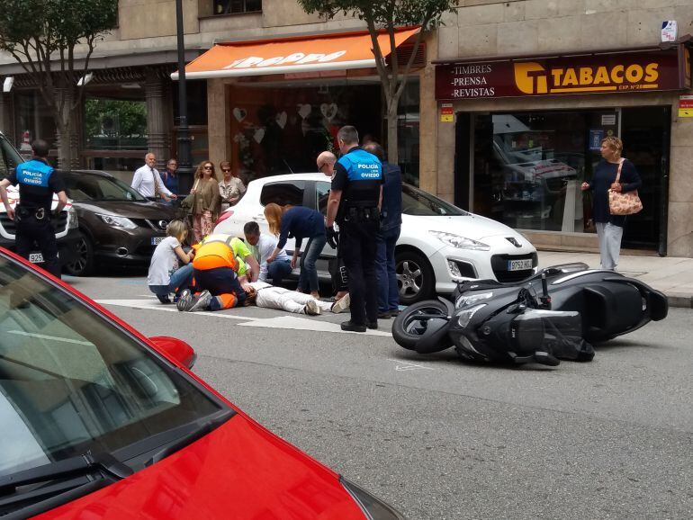 El motorista herido fue atendido en el lugar del accidente antes de su traslado al HUCA.