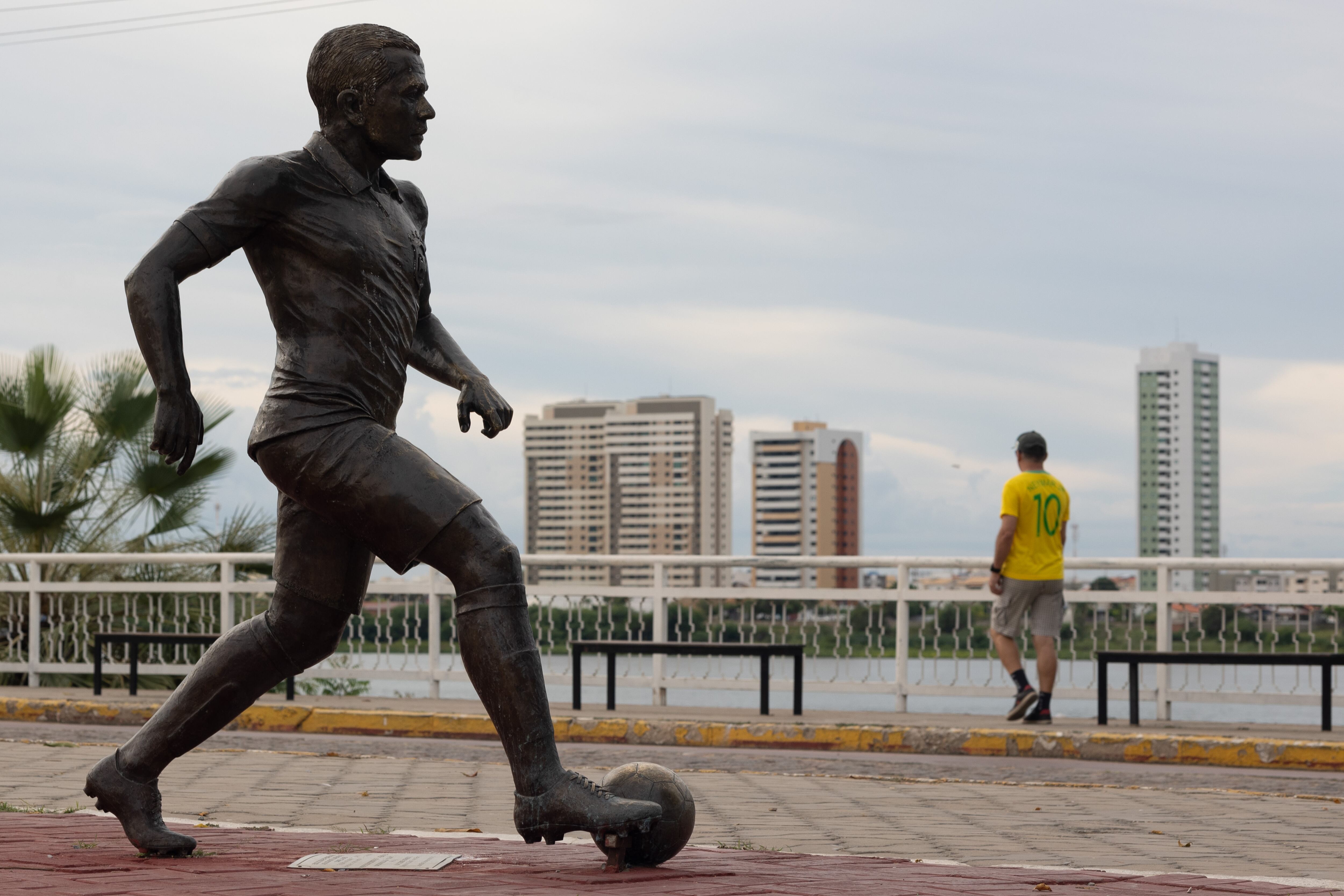 Fotografía de archivo fechada el 27 de marzo de 2024 de una escultura en homenaje al ex futbolista brasileño Dani Alves en Juazeiro (Brasil).