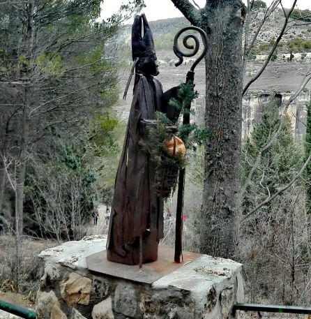 Imagen de San Julián en el entorno de su ermita.