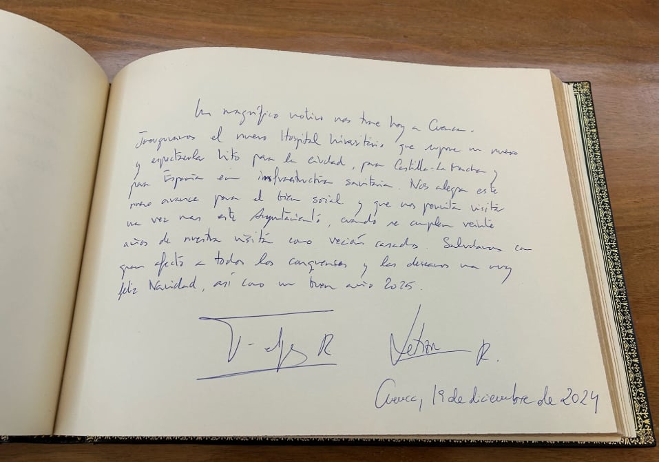 Felipe VI y Doña Letizia firman en el Libro de Honor del Ayuntamiento Cuenca