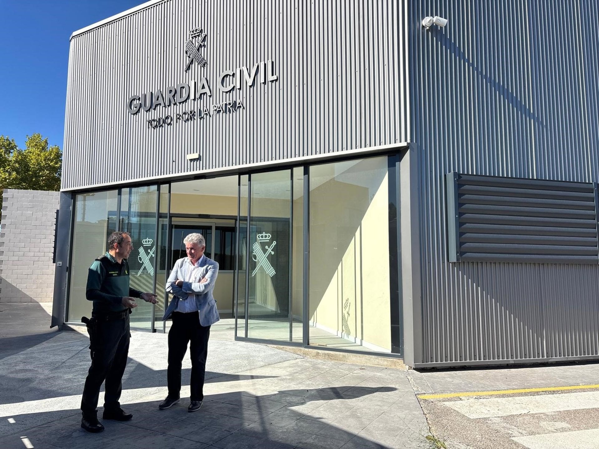 El alcalde de Arroyo de la Encomienda (Valladolid), Sarbelio Fernández, y el jefe de la Comandancia de Valladolid, el coronel Andrés Manuel Velarde, ante el nuevo cuartel de la localidad.- AYUNTAMIENTO DE ARROYO