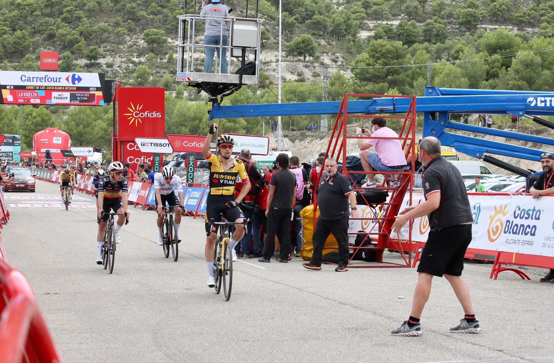 Imagen de Roglic entrando en la línea de meta de Xorret de Catí