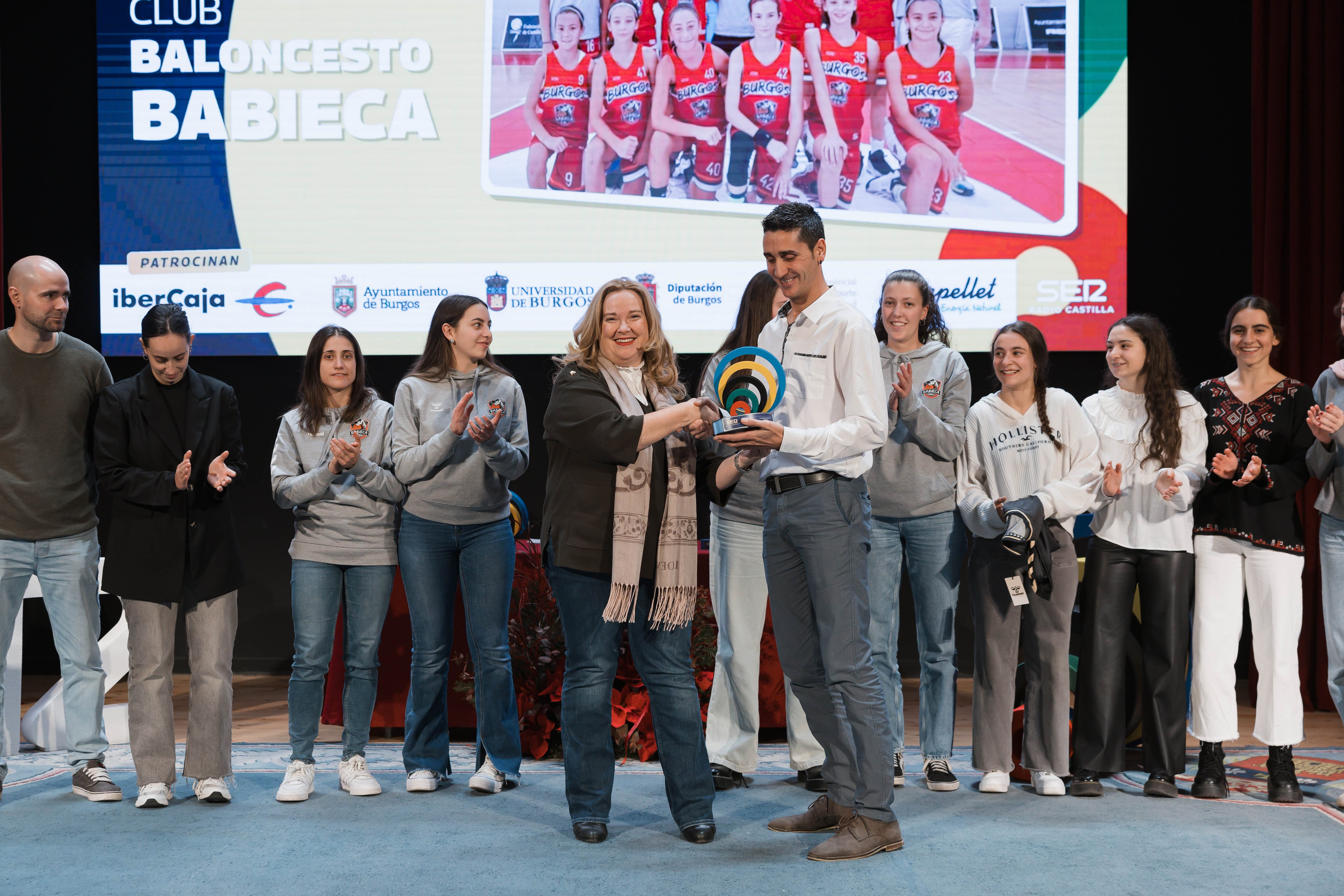 La alcaldesa de Burgos, Cristina Ayala, entregando el galardón a Jorge Villegas, presidente del Club Baloncesto Babieca. / Foto: Rodrigo Mena