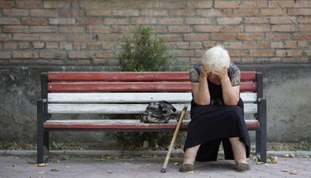 Anciana lamentándose