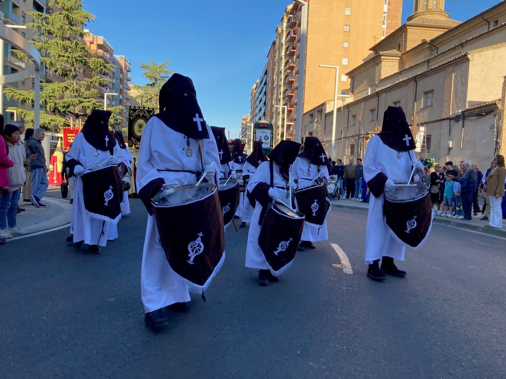 Momento de la salida de la procesión del Santo Entierro en Huesca