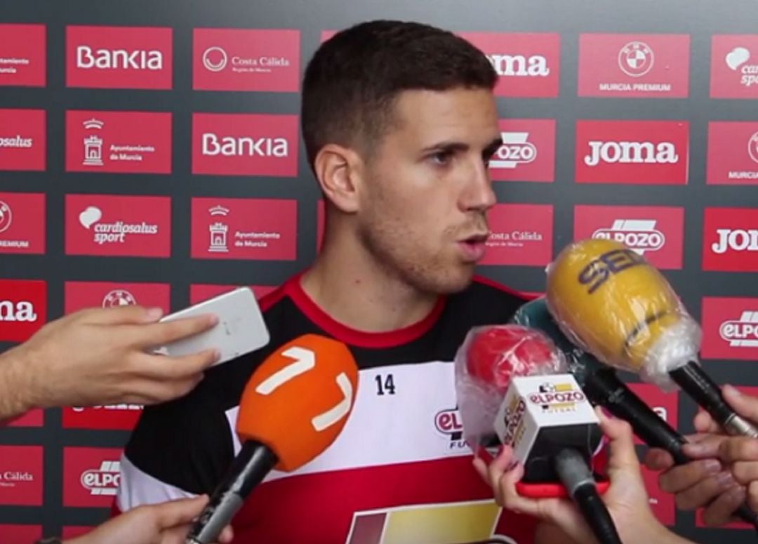 Fernando atendiendo a los medios