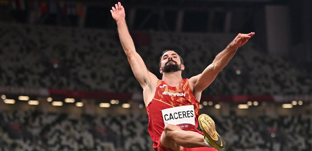 Eusebio Cáceres, durante la final de Salto de Longitud