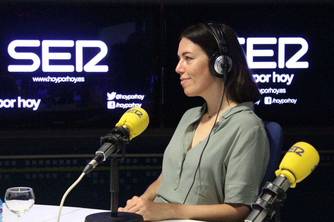 Marta Peirano en los estudios de la Cadena Ser