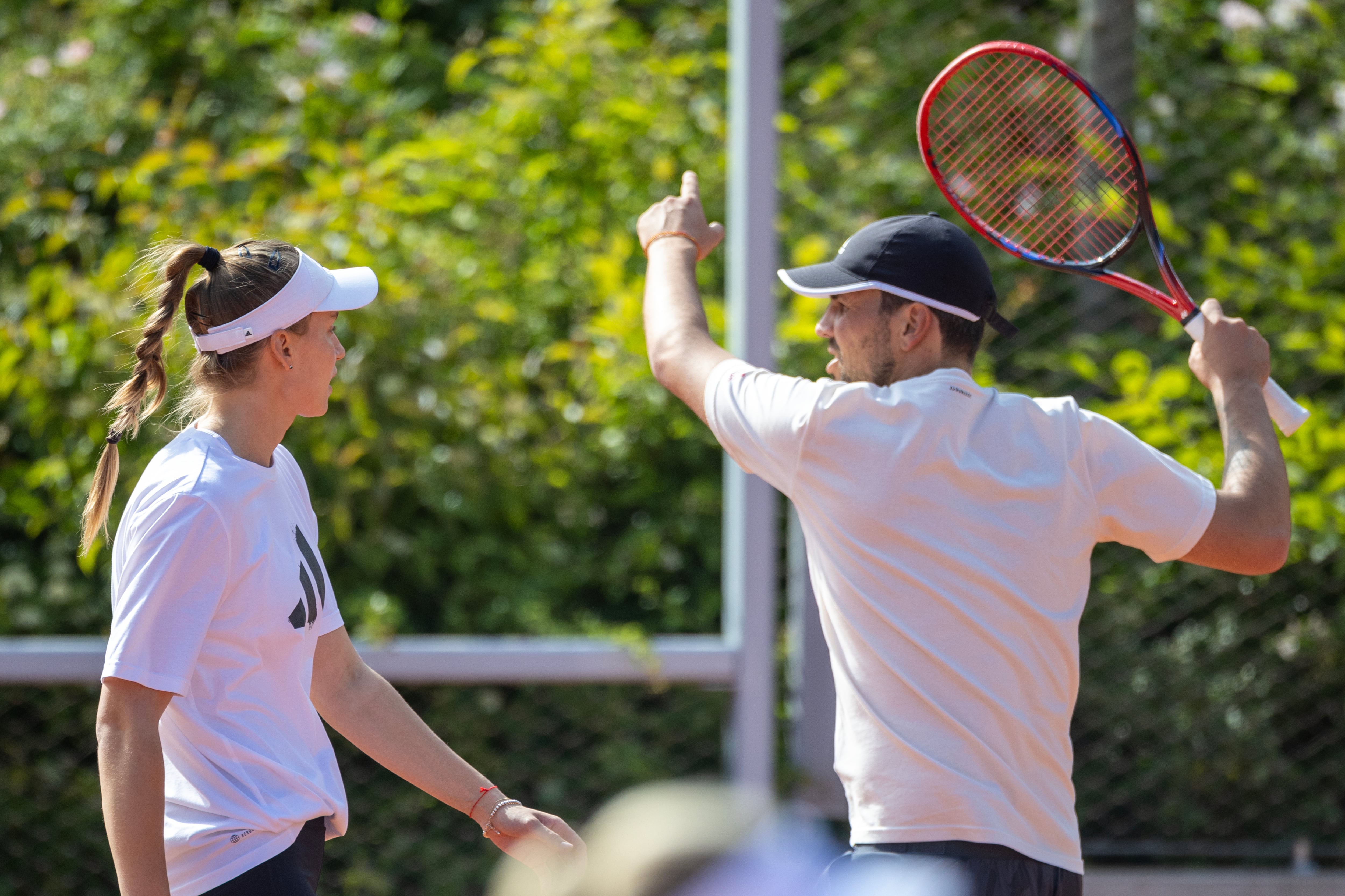 Elena Rybakina en un entrenamiento con Stefano Vukov