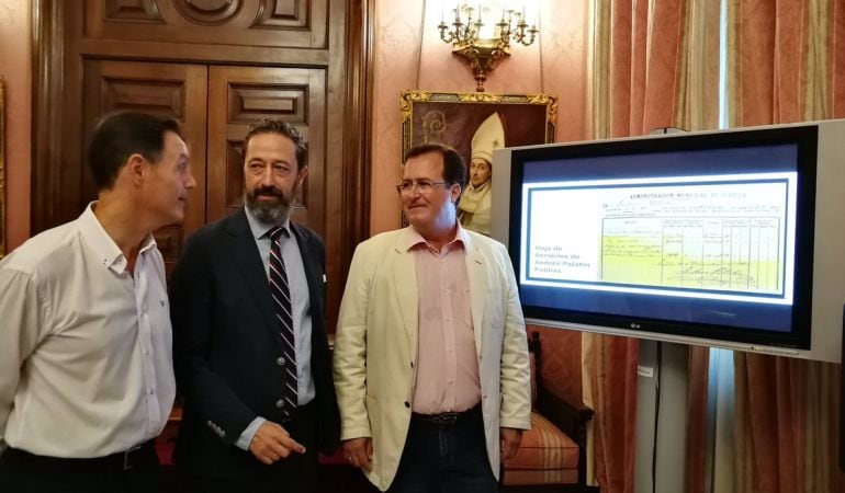 De izquierda a derecha, Francisco Javier Gutiérrez Juan, director de la Banda Municipal de Sevilla; José María Pedernal, hermano mayor de La Amargura; y Juan Carlos Cabrera, delegado municipal de Fiestas Mayores