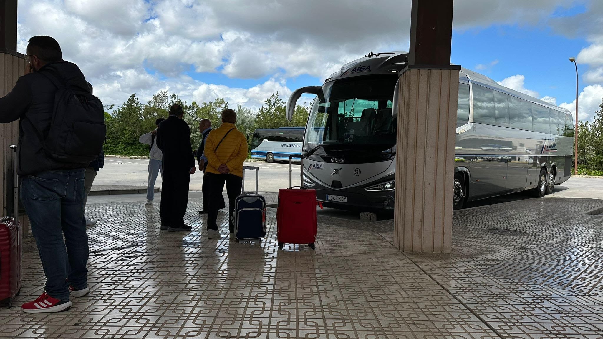 Los viajeros aguardan al autobús