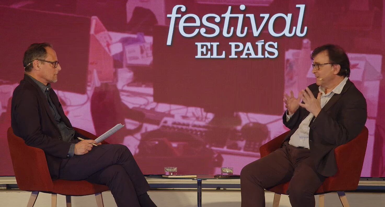 El escritor Javier Cercas presenta este domingo su nuevo libro, 'El periódico de la democracia', junto al director de 'El País', Jan Martínez Ahrens.