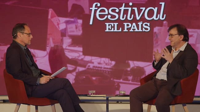 El escritor Javier Cercas presenta este domingo su nuevo libro, 'El periódico de la democracia', junto al director de 'El País', Jan Martínez Ahrens.