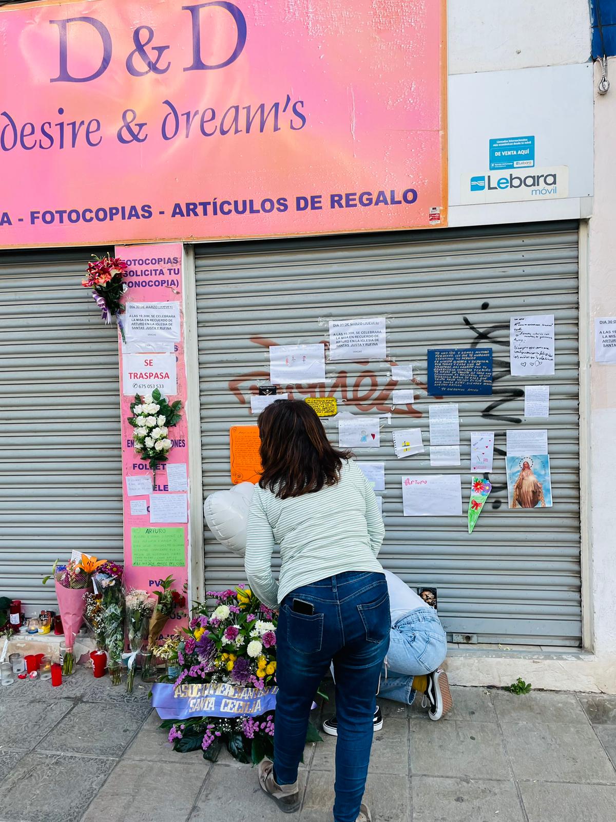 Homenaje de los vecinos de Triana al comerciante Arturo Sánchez, ante las puertas de su negocio