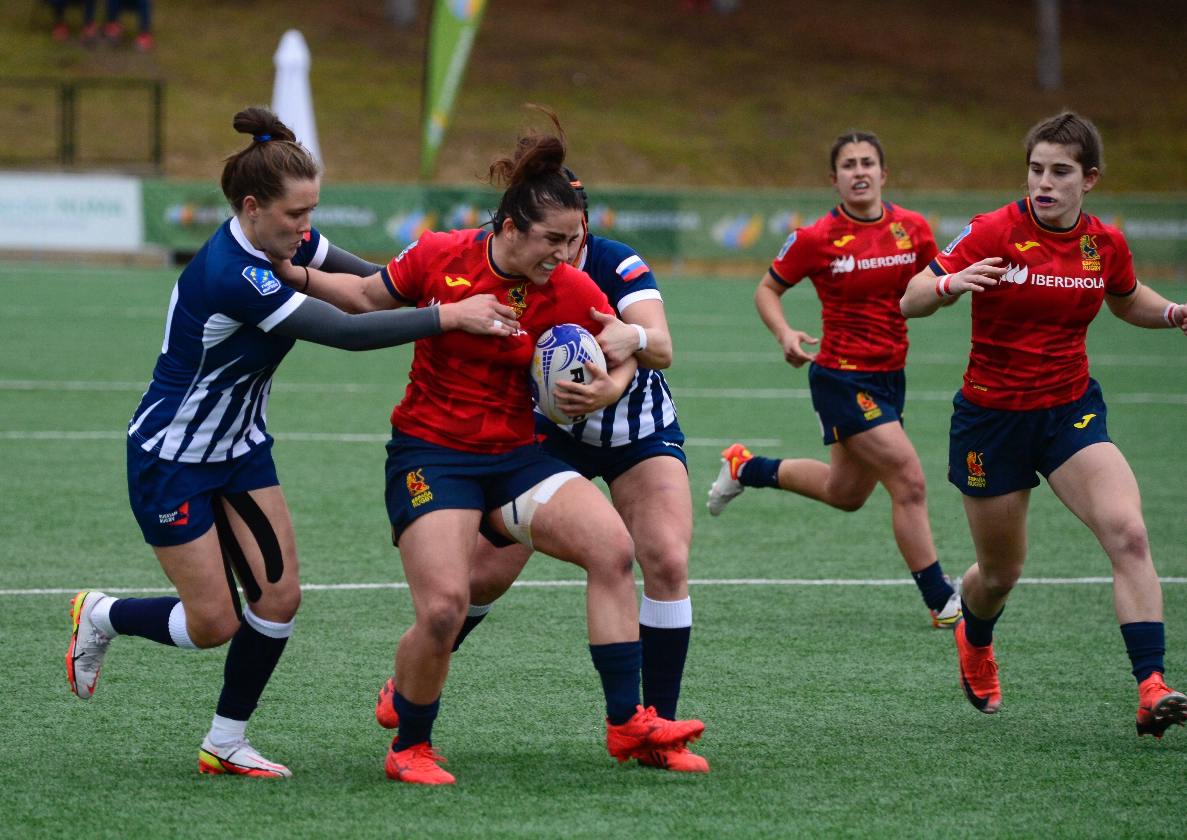 La jugadora de España Patricia García (2i) durante el partido frente a Rusia, correspondiente al Campeonato de Europa femenino, este sábado en Alcobendas (Madrid)