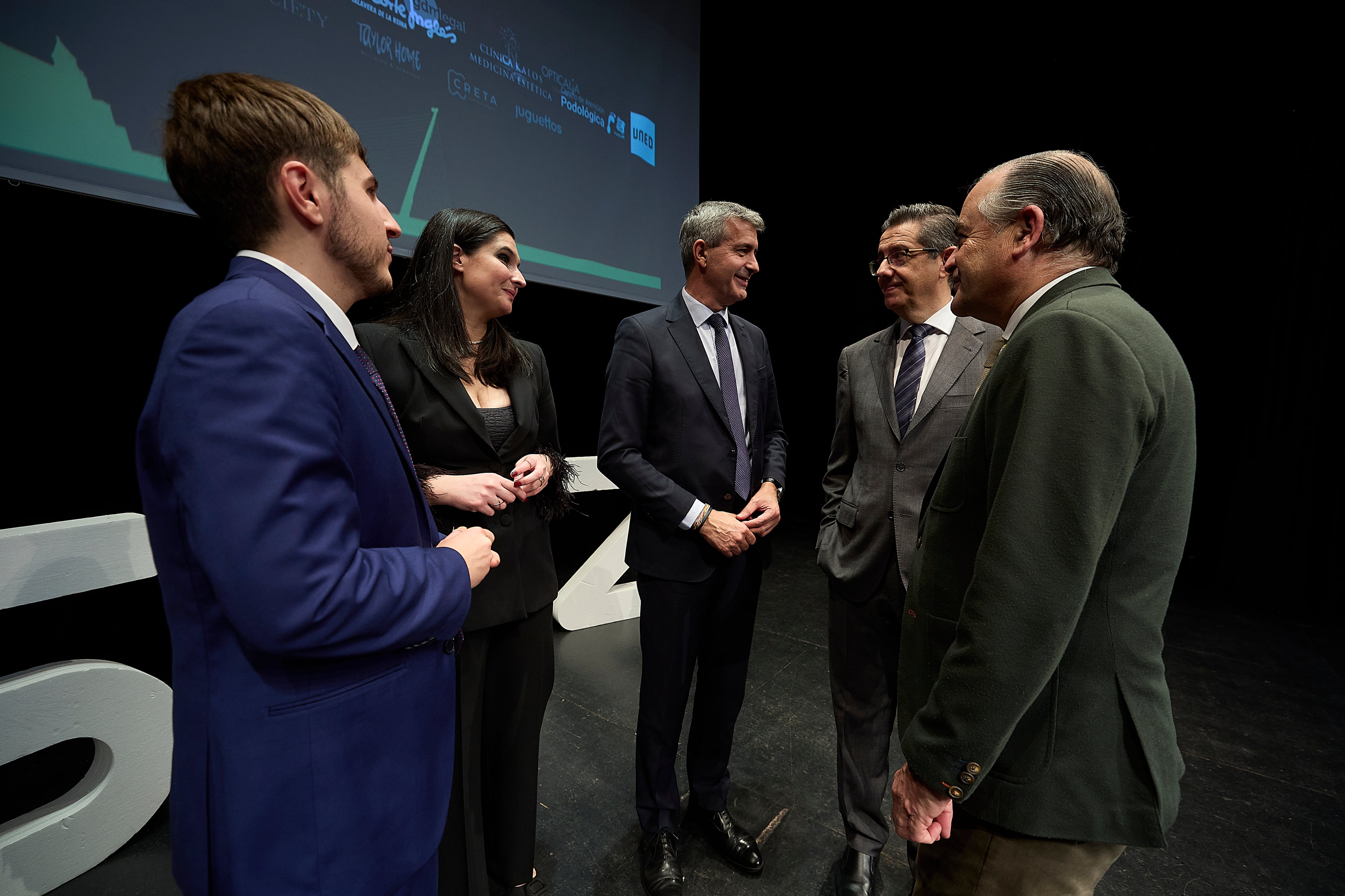 Carlos Sánchez y Diana González, presentadores de la gala de SER Talavera, charlan con el alcalde de Talavera, José Julián Gregorio, el delegado de la Junta en Toledo, Álvaro Gutiérrez, y el director regional de SER Castilla-La Mancha, Félix Amaya