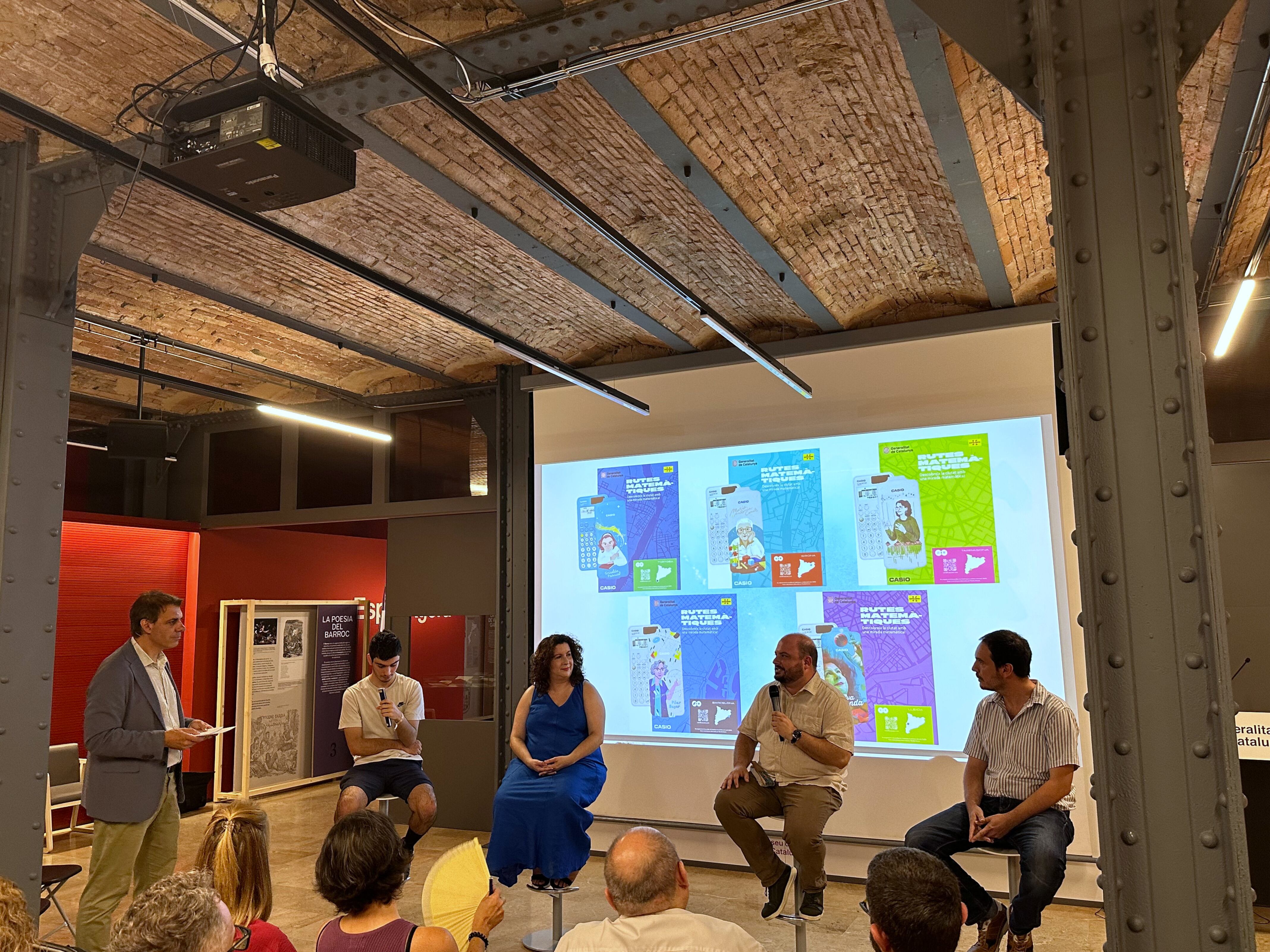 Asseguts d'esquerra a dreta: el creador de la proposta, Nicolás Atanes; la matemàtica Eva Miranda; el cap de Promoció i Comercialització de Turisme de la Generalitat, Pablo Ortega; i el cap de Comunicació de la Divisió Educativa de Casio, Eloy Bernal