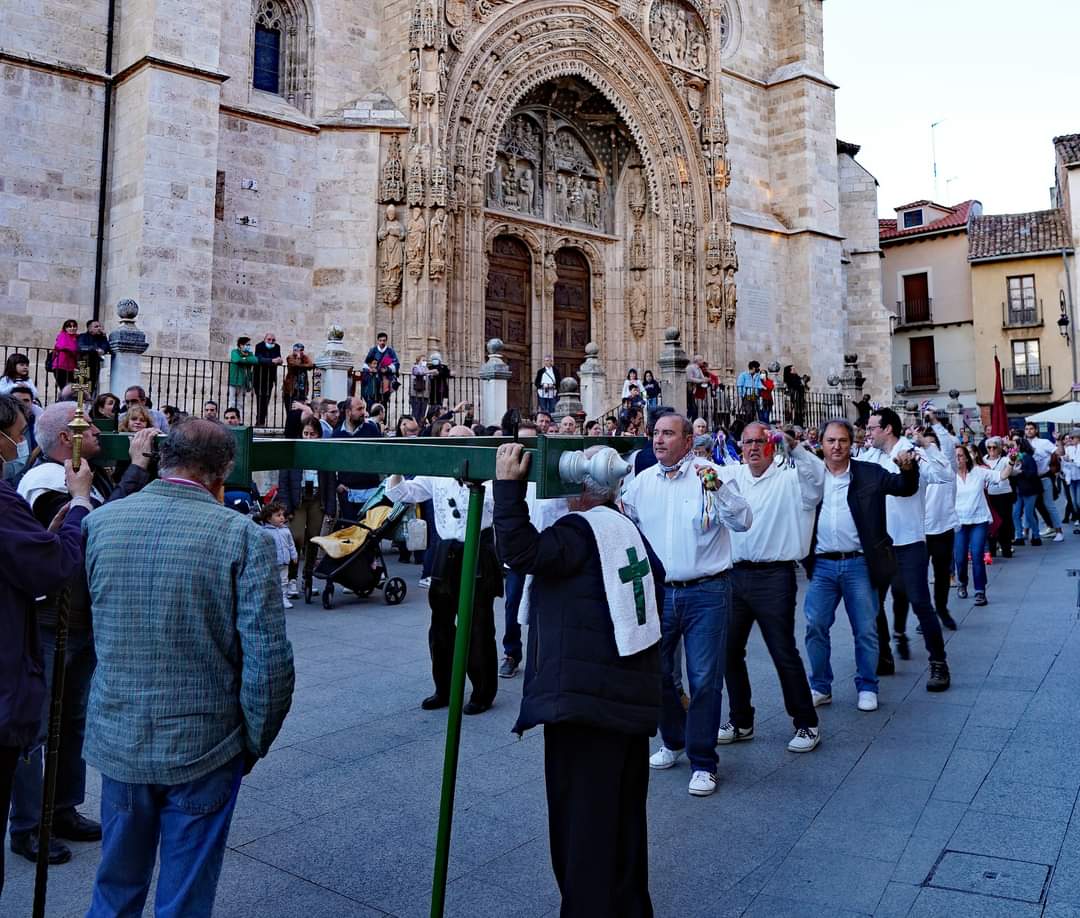 Los miembros de la cofradía durante la procesión al paso por Santa María con la Cruz de Mayo a cuestas