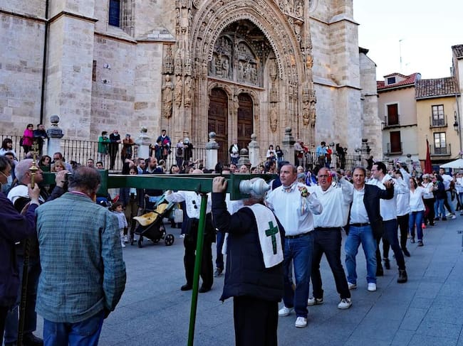 Los miembros de la cofradía durante la procesión al paso por Santa María con la Cruz de Mayo a cuestas