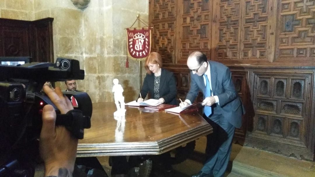 La alcaldesa de Úbeda, Toni Olivares, y el director de la Fundación, Juan Manuel Albendea, firmando el convenio