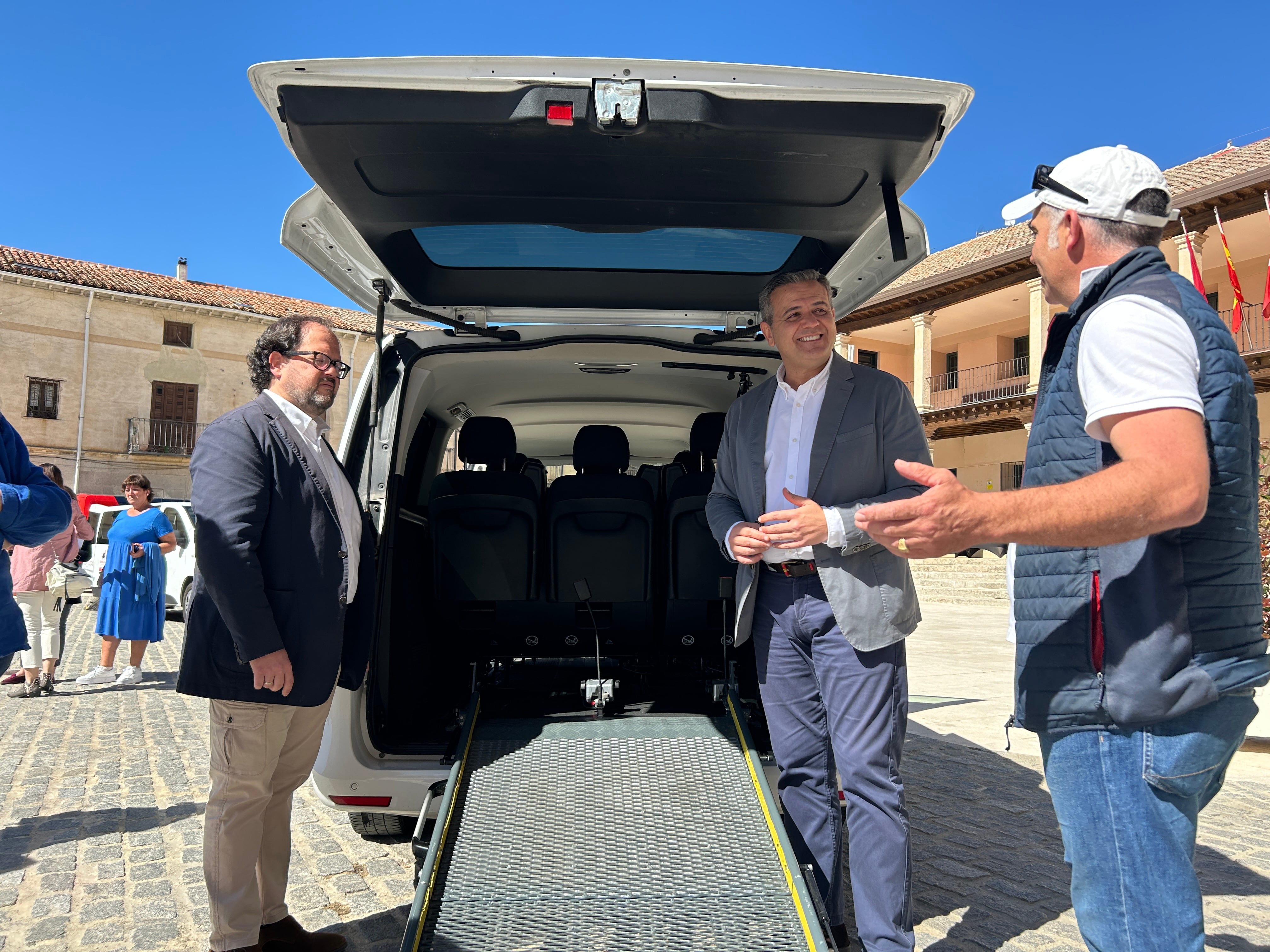 El consejero de Transportes, Jorge Rodrigo, con uno de los taxis del servicio de transporte a demanda en la Sierra Norte