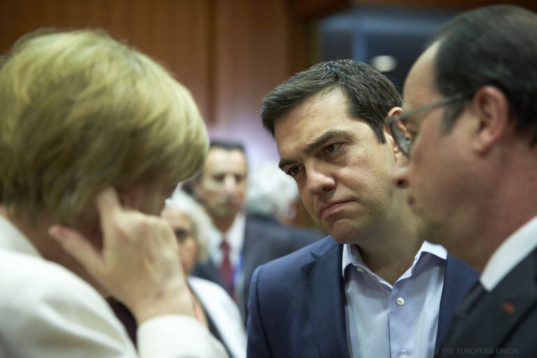 Merkel y Hollande conversan con el primer ministro griego Alexis Tsipras. 