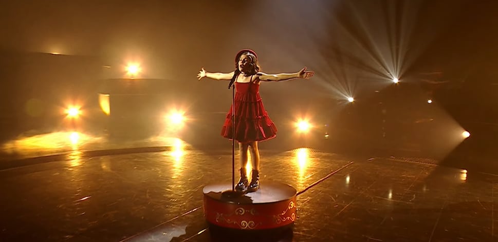 La representante de Francia Lou Deleuze interpretando su canción 'Ce Monde' en Eurovisión Junior 2025