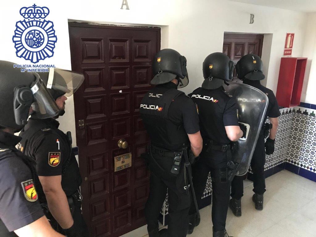 Entrada de agentes de la Policía Nacional en un domicilio