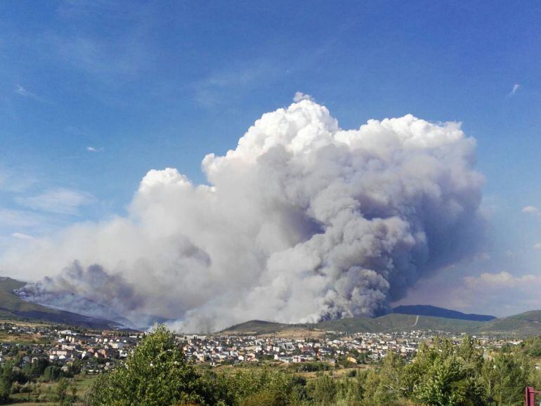 Imagen del fuego desatado en Fabero