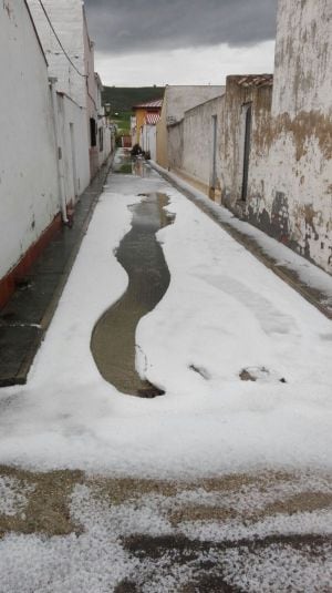 Calle de Villaviudas cubierta por el granizo