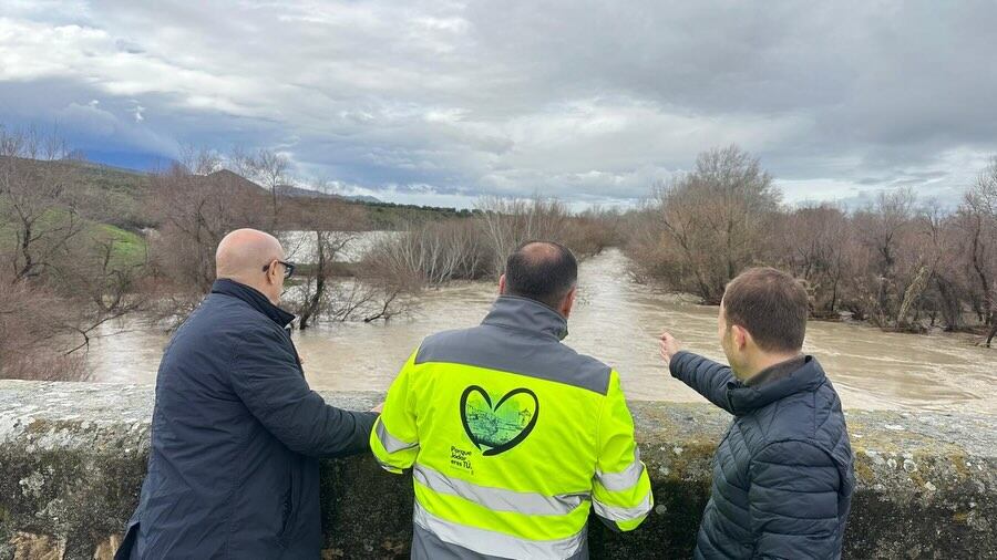Erik Domínguez, acompañado por el teniente de alcalde de Jódar, en el puente del Guadalquivir