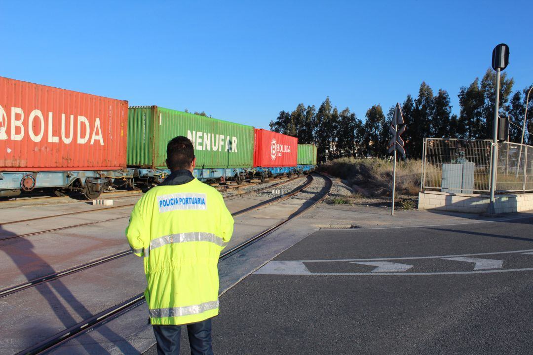 Un agente de la policía portuaria en el acceso al Puerto por San Gabriel.