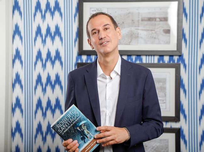 Roberto Santiago con su novela 'La rebelión de los buenos'