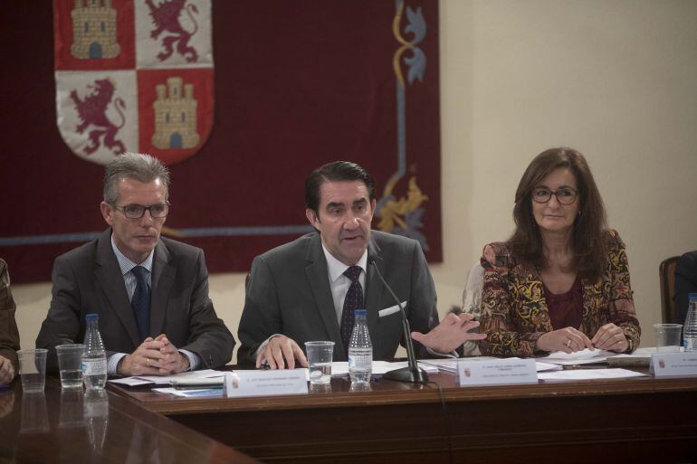 Juan Carlos Suárez Quiñones (centro) ha presidido el Consejo de Dirección Abierto de Fomento y Medio Ambiente que se ha celebrado en Ávila