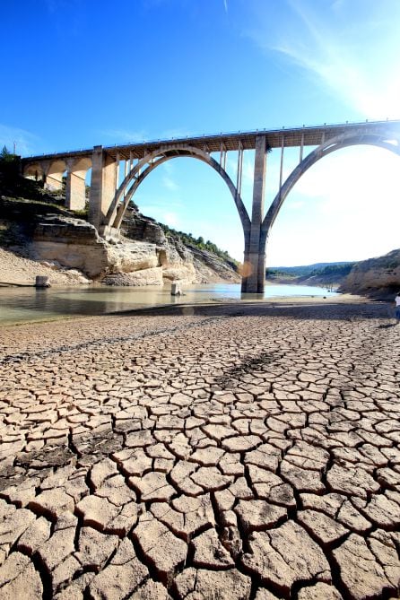 Viaducto sobre el embalse de Enterpeñas.