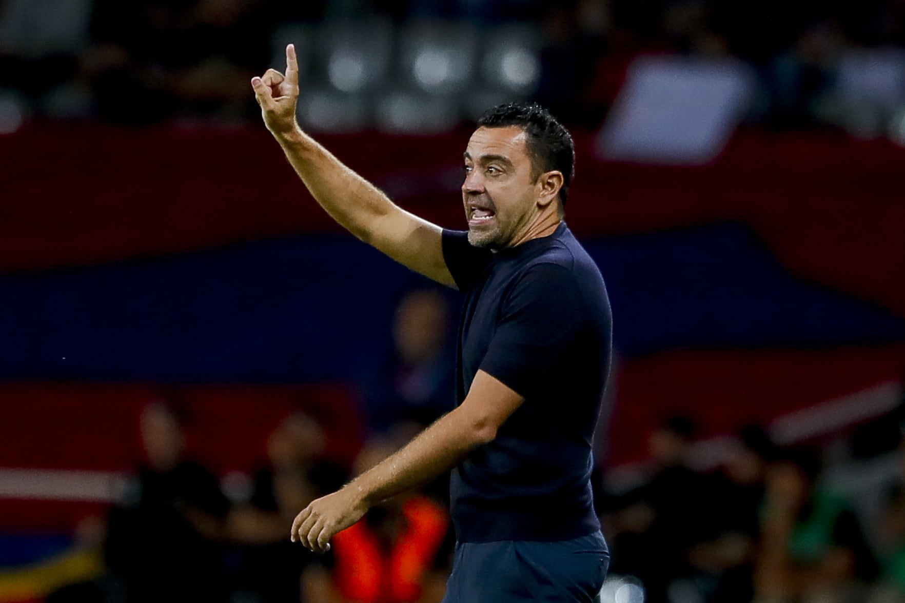 Xavi da instrucciones a sus jugadores durante el FC Barcelona - Celta de Vigo