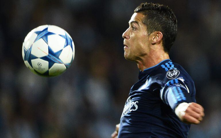 Cristiano Ronaldo controla el balón durante el partido de Liga de Campeones entre el Malmoe.