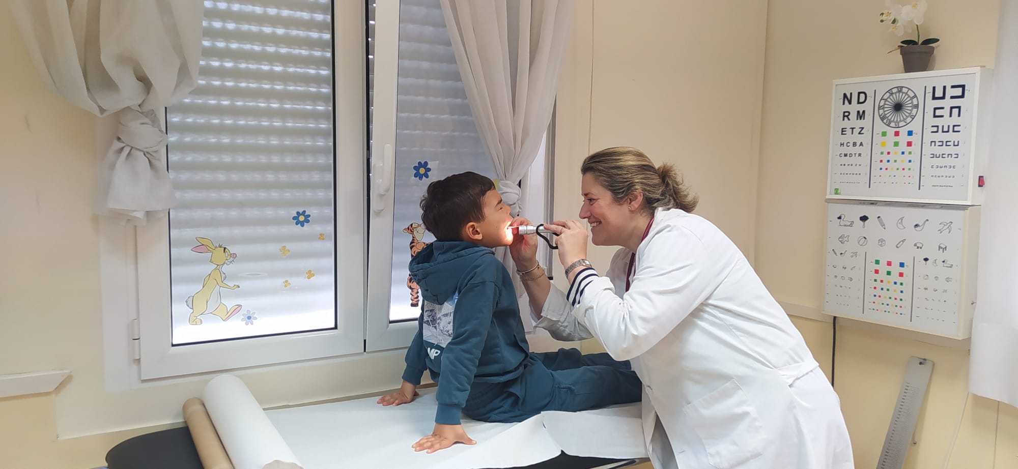 Elena Javierre examina a un paciente en su consulta de pediatría en Zaragoza