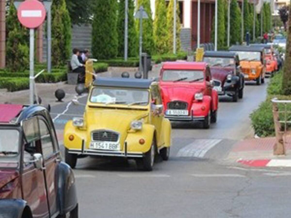 Los míticos 2CV inundan las calles de Valdepeñas