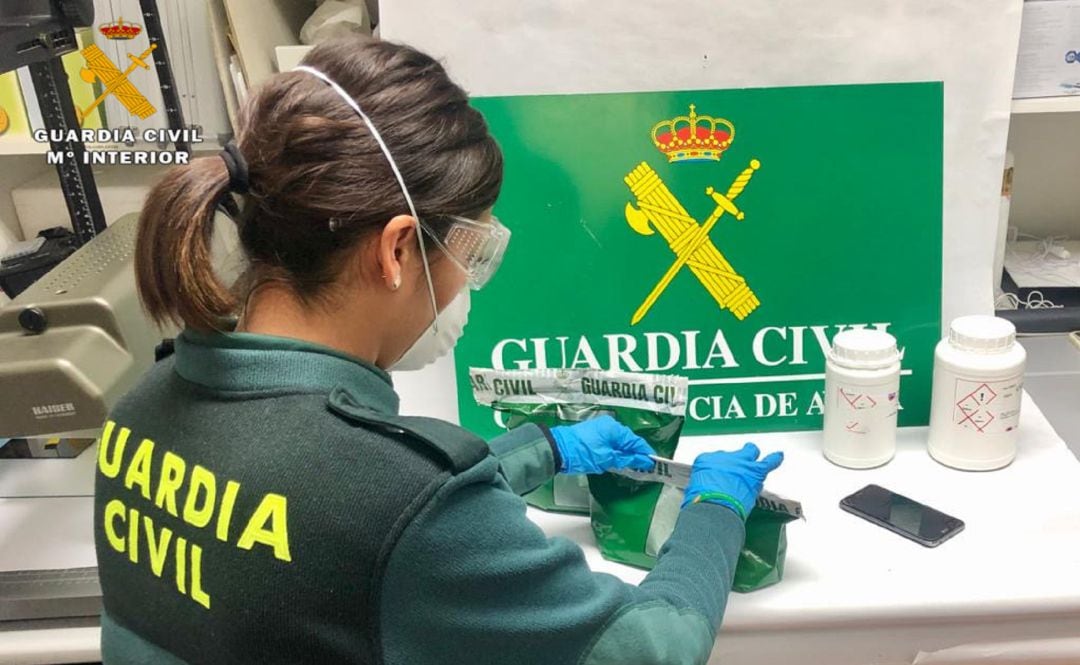 Una agente de la Guardia Civil precinta la droga incautada