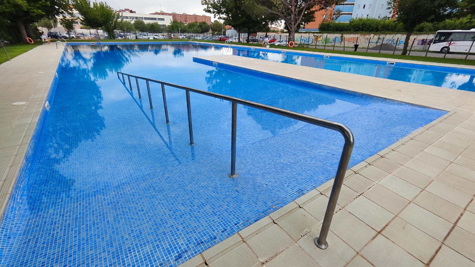 És una rampa adaptada. En aquesta piscina tenen una cadira de rodes de PVC que pot entrar a dins de la piscina per facilitar el bany de les persones amb mobilitat reduïda.