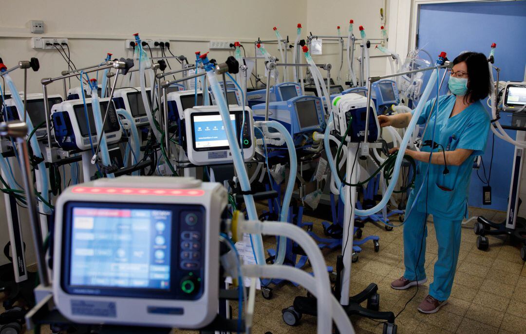 Una profesional sanitaria trabaja en un hospital.